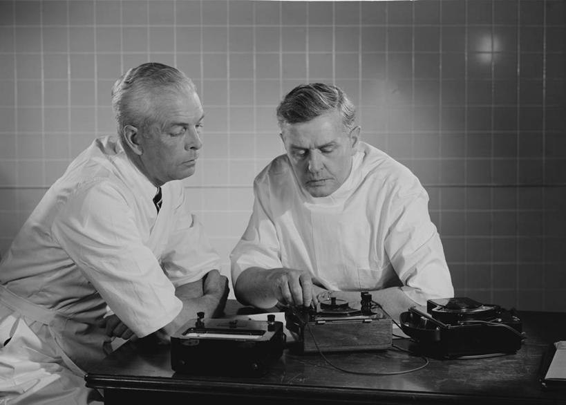 西方人,成年人,中年人,老年人,两个人,医生,医院,坐,横图,黑白,室内,技术,欧洲,纽约,美国,欧洲人,检查,听,摄影,手术,专心,医疗器械,实验服,电报机,老年男性,男人,男性,白种人,半身,好奇心