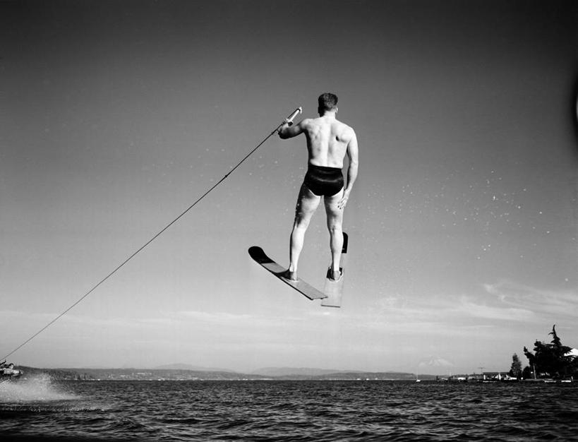 西方人,成年人,健壮,一个人,横图,黑白,室外,白天,运动,水,欧洲,美国,欧洲人,仅一个男性,仅一个人,泳裤,水平线,半空,古典,拿着,裸露,车,仅一个年轻男性,背面,交通工具,活力,摄影,生活方式,迅速,雪橇,载具,裸,雪橇车,华盛顿州,西雅图,万里无云,技能,滑水运动,男人,男性,年轻男性,白种人,年轻人,休闲活动