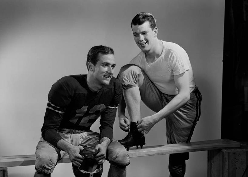 西方人,成年人,一个人,两个人,运动员,微笑,横图,黑白,室内,运动服,友谊,运动,衣帽间,欧洲,纽约,美国,欧洲人,仅一个男性,仅一个人,准备,长椅,仅一个年轻男性,摄影,享乐,橄榄球运动员,男人,男性,年轻男性,白种人,年轻人