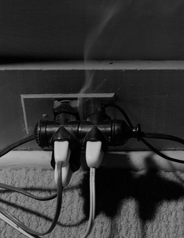 无人,竖图,俯视,黑白,室内,特写,失败,地毯,电缆,电器,墙,插座,联系,破坏,破损,烟,摄影,电,损坏,家用电器,插线板,拖线板,电源转换器,排插,危险,高角度拍摄,接线板