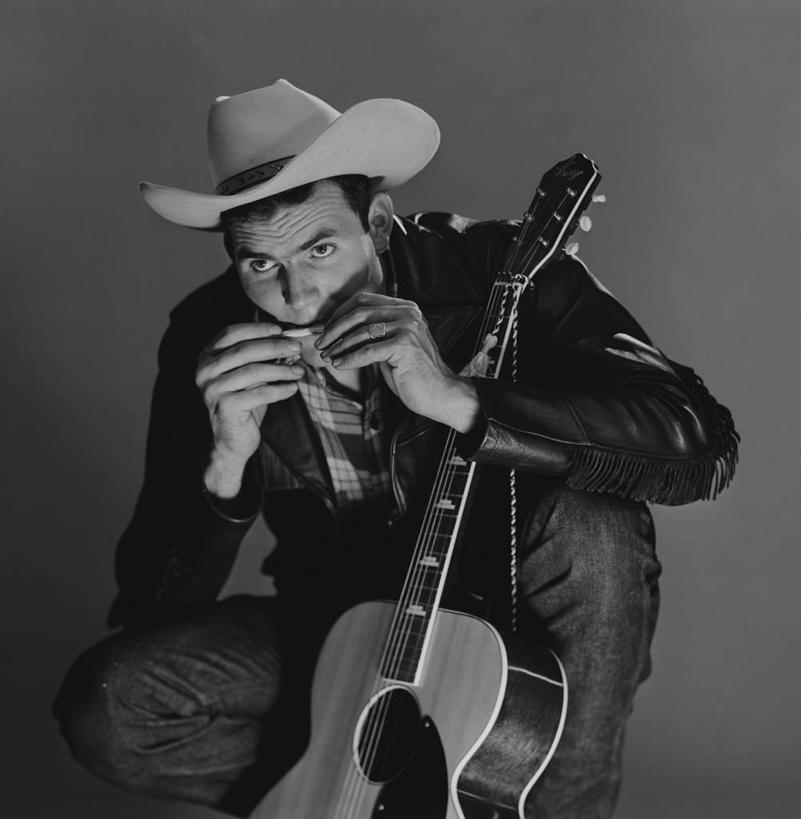 西方人,成年人,中年人,一个人,蹲,竖图,方图,黑白,欧洲,欧洲人,仅一个男性,仅一个人,仅一个中年男性,表演,吉他,口琴,乐器,弦乐器,音乐,拿着,牛仔帽,摄影,弹拨弦鸣乐器,吉他手,男人,男性,中年男性,白种人,影棚拍摄,弹拨弦乐器,拨弦乐器,弹拨乐器