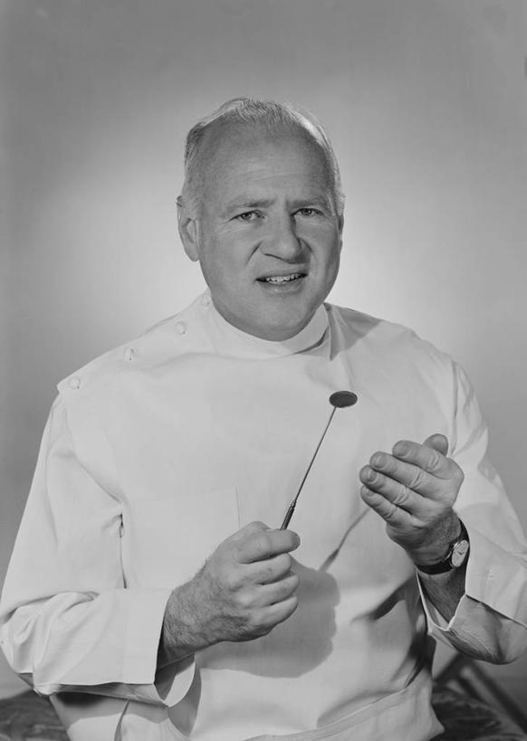 西方人,成年人,老年人,一个人,竖图,黑白,欧洲,欧洲人,仅一个男性,仅一个人,拿着,仅一个老年男性,摄影,肖像,实验服,老年男性,男人,男性,白种人,牙医,半身,影棚拍摄,折角镜