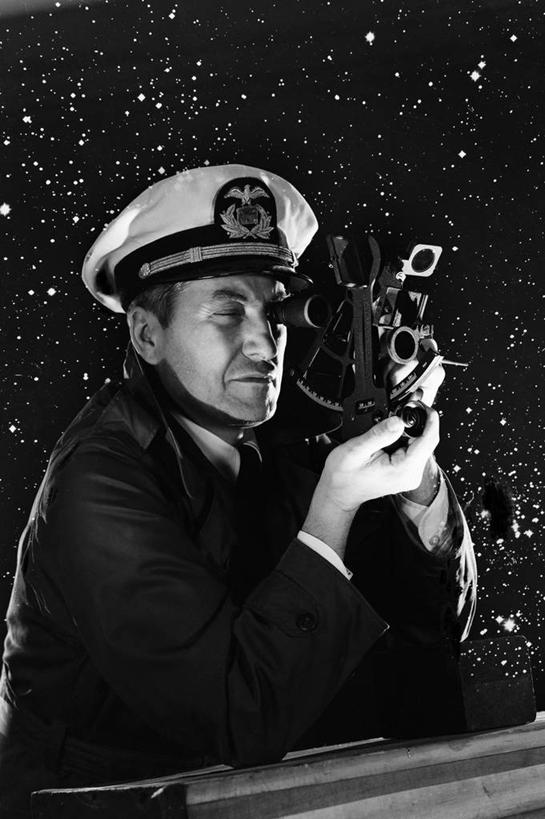 西方人,成年人,中年人,老年人,一个人,水手,竖图,黑白,室外,夜晚,旅途,欧洲,纽约,美国,欧洲人,仅一个男性,仅一个人,仅一个中年男性,星星,古典,拿着,注视,天空,观察,看,靠,靠着,摄影,观看,察看,专心,关注,军服,水手帽,技能,冒险,男人,男性,中年男性,白种人,半身
