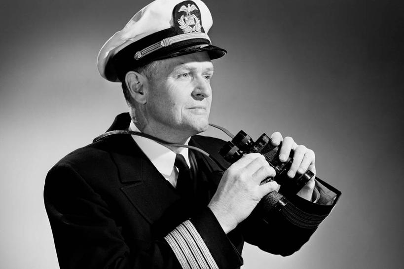西方人,成年人,中年人,老年人,一个人,水手,横图,黑白,室外,欧洲,纽约,美国,欧洲人,仅一个男性,仅一个人,仅一个中年男性,领带,古典,拿着,摄影,肖像,军服,海军,双筒望远镜,水手帽,男人,男性,中年男性,白种人,半身