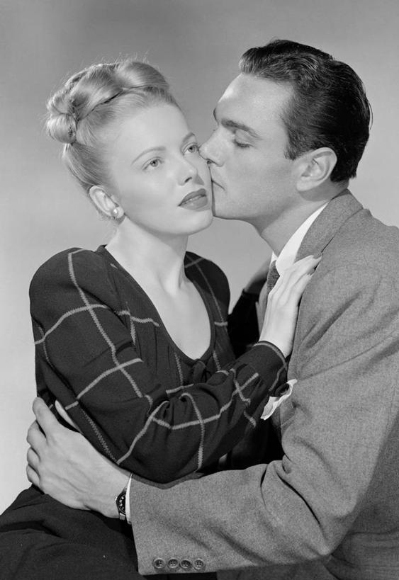 西方人,成年人,头发,两个人,夫妻,竖图,黑白,爱情,欧洲,欧洲人,套装,古典,浪漫,金色,恩爱,恋人,摄影,高雅,发髻,肖像,异性恋,年轻男性,年轻女性,白种人,年轻人,发型,夫妇,情侣,亲吻,拥抱,半身,影棚拍摄,爱,伴侣,美人