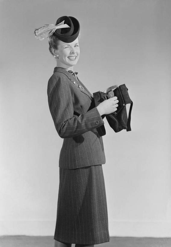 西方人,成年人,中年人,一个人,站,微笑,竖图,黑白,裙子,时尚,幸福,欧洲,欧洲人,仅一个女性,仅一个人,装饰,古典,拿着,打开,仅一个中年女性,摄影,高雅,开启,零钱包,肖像,茄克,女人,女性,中年女性,白种人,发型,影棚拍摄,挤眉弄眼,美人