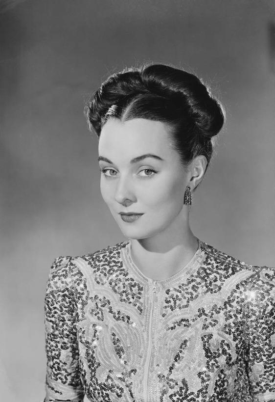 西方人,成年人,头发,一个人,微笑,竖图,黑白,幸福,欧洲,欧洲人,仅一个年轻女性,仅一个女性,仅一个人,古典,黑色,摄影,高雅,发髻,肖像,耳饰,式样,年轻女性,女人,女性,白种人,年轻人,发型,半身,影棚拍摄,美人