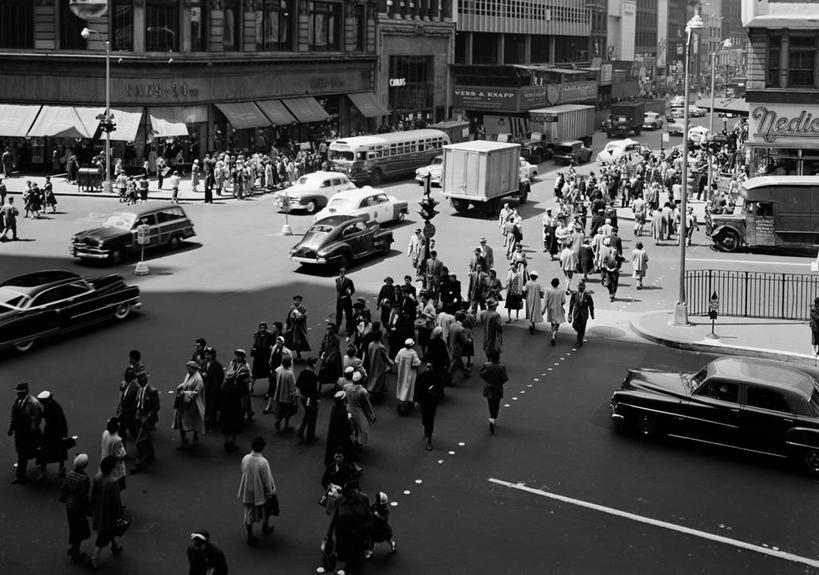 横图,俯视,黑白,室外,白天,街道,人行横道,汽车,纽约,美国,行人,树荫,交通,许多人,一群人,运输,摄影,高角度拍摄,34街