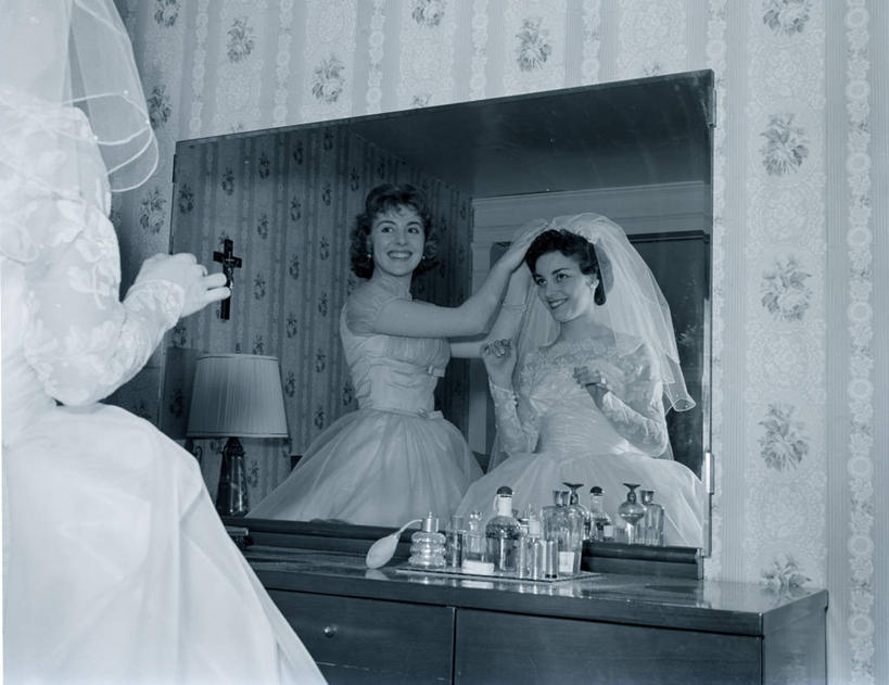 西方人,成年人,头发,一个人,两个人,新娘,站,微笑,横图,黑白,室内,白天,婚纱,晚礼服,婚礼,友谊,幸福,镜子,欧洲,纽约,美国,欧洲人,仅一个年轻女性,仅一个女性,仅一个人,正装,反射,梳妆台,古典,拿着,黑色,摄影,面纱,协助,放置,花童,小傧相,年轻女性,女人,女性,白种人,年轻人,半身