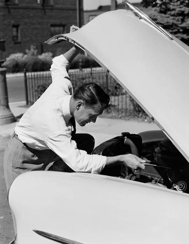 西方人,成年人,中年人,一个人,站,竖图,黑白,室外,白天,侧面,旅途,汽车,日光,欧洲,纽约,美国,欧洲人,仅一个男性,仅一个人,仅一个中年男性,检查,标志,数字,文字,字符,指针,古典,标识,打开,摄影,阿拉伯数字,修理,控制,开启,仪表盘,手工具,油量计,仪表,男人,男性,中年男性,白种人,风帽,例行公事