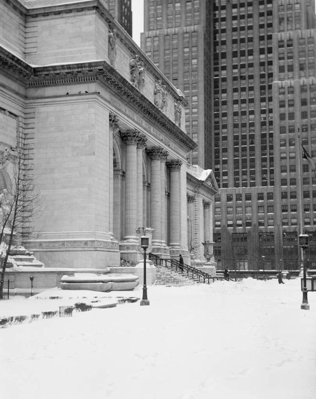 图书馆,竖图,黑白,室外,白天,雪,城市,建筑,路灯,纽约,美国,行人,柱子,冬天,小路,曼哈顿,古典,历史,台阶,寒冷,摄影,宁静,北美,北美洲,美洲,纽约市,纽约州,帝国之州,帝国州,北亚美利加洲,亚美利加洲,纽约公立图书馆,美利坚合众国,曼哈顿区,纽约县,曼哈顿岛