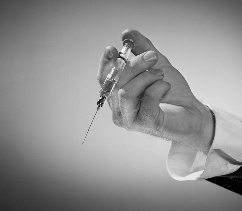 成年人,手,一个人,医生,横图,黑白,特写,仅一个男性,生病,人体,摄影,部分,注射器,医疗工具,解决,影棚拍摄,减轻
