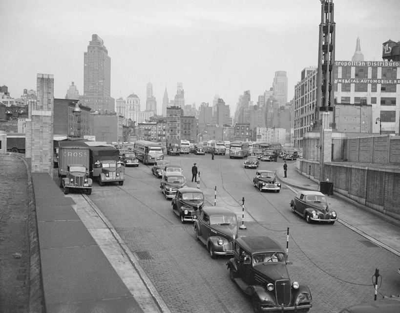 无人,横图,俯视,黑白,室外,白天,城市,道路,建筑,街道,路,公路,汽车,美国,一排,行人,整齐,交通,古典,历史,排列,拖车,运输,摄影,英文字母,队列,林肯隧道,马路,步行,高角度拍摄
