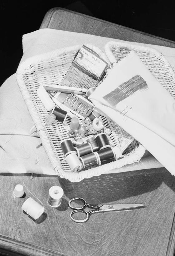 无人,竖图,俯视,黑白,室内,白天,桌子,静物,纺织品,许多,剪刀,篮子,很多,摄影,顶针,高角度拍摄