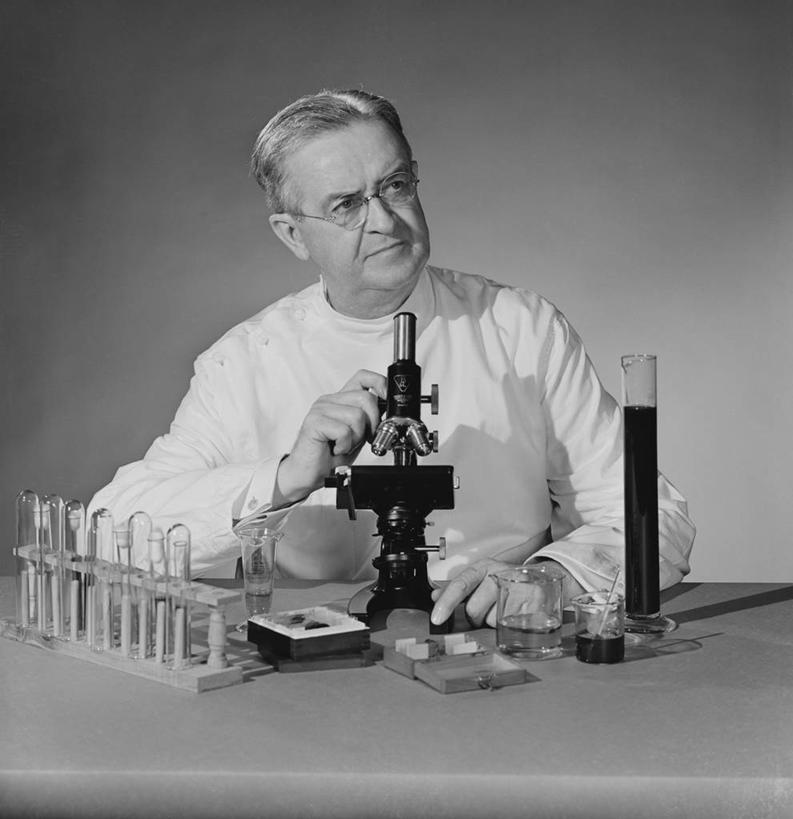 成年人,中年人,老年人,头发,一个人,科学家,医院,坐,竖图,方图,黑白,智慧,仅一个男性,仅一个人,仅一个中年男性,许多,研究,科学,化学,试管,试管架,显微镜,眼镜,液体,实验室,很多,古典,摄影,生物学,实验服,科学实验,男人,男性,中年男性,影棚拍摄