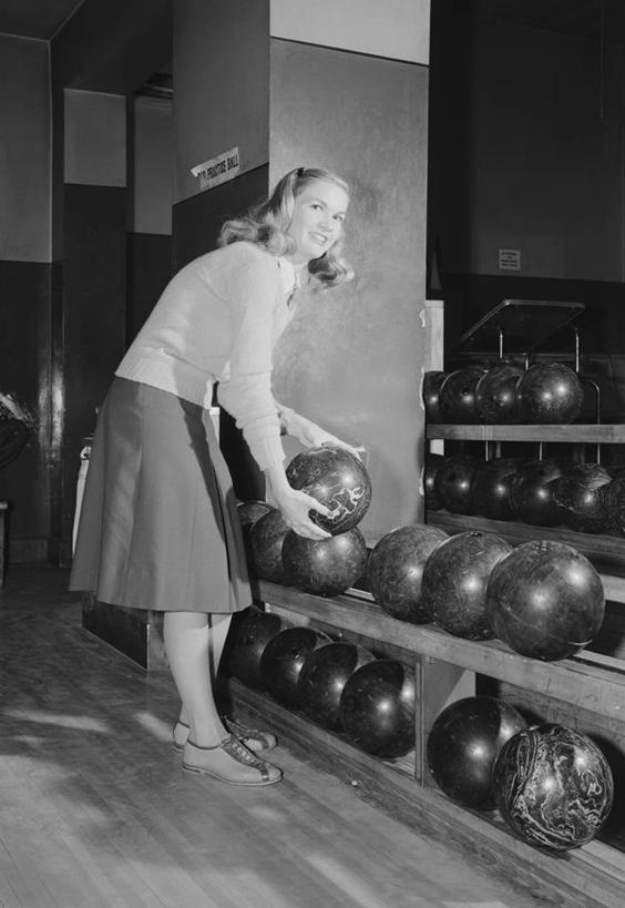 西方人,成年人,头发,一个人,站,微笑,竖图,黑白,室内,白天,裙子,运动,保龄球,欧洲,纽约,美国,欧洲人,仅一个年轻女性,仅一个女性,仅一个人,支架,保龄球馆,拿着,休闲装,球道,金色,摄影,选择,球馆,保龄球道,年轻女性,女人,女性,白种人,年轻人,长发
