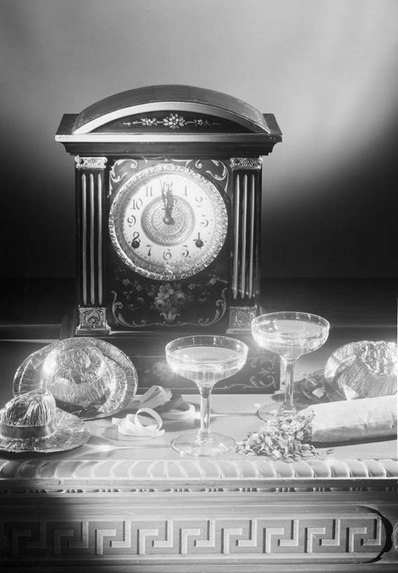 无人,竖图,黑白,室内,白天,正面,聚会,静物,许多,庆祝,横幅,酒类,很多,古典,饮食,酒,饮料,香槟,摄影,午夜,钟面,香槟杯,派对帽,开端