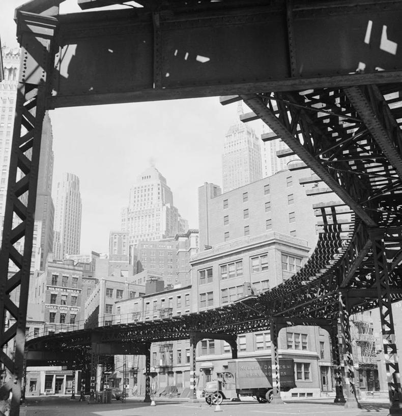 无人,竖图,方图,黑白,室外,白天,仰视,建筑,路,日光,纽约,美国,柱子,曼哈顿,交通,古典,历史,拖车,运输,摄影,英文字母,纽约州,低角度拍摄