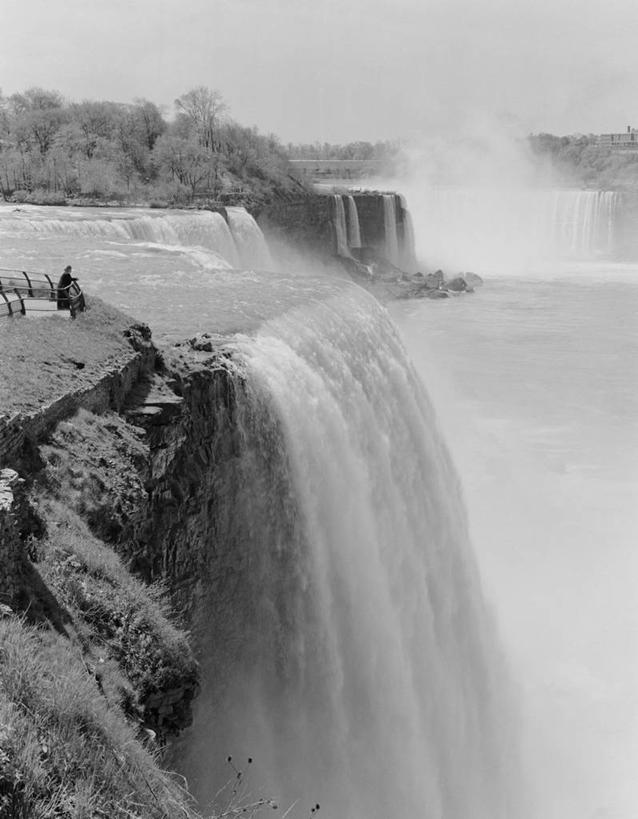 一个人,站,竖图,黑白,室外,白天,旅游,度假,美景,瀑布,美国,喷,飞溅,朦胧,模糊,景观,宏伟,娱乐,风景,自然,地标建筑,享受,休闲,陡峭,景色,放松,摄影,宁静,自然风光,纽约州,美国瀑布