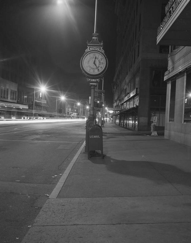 无人,竖图,黑白,室外,夜晚,运动模糊,建筑,街道,路灯,人行道,邮筒,摄影,尾灯,迅速,照亮,钟