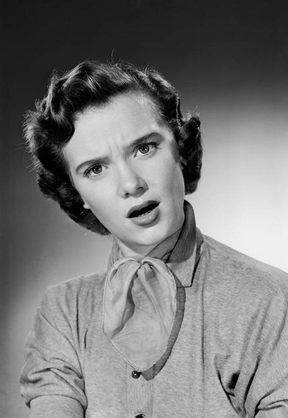 成年人,脸,头,嘴,脸颊,头发,一个人,竖图,黑白,正面,项链,仅一个年轻女性,仅一个女性,仅一个人,灰色背景,古典,注视,肩膀,黑色,灰色,观察,看,张嘴,斜视,人体,摄影,观看,惊奇,察看,高雅,鄙视,关注,肖像,张大嘴巴,藐视,讽刺,蔑视,嘲笑,抹胸裙,年轻女性,女人,女性,年轻人,头部,发型,口,口腔,脸部,脸蛋,面部,嘴巴,嘴唇,张开嘴,影棚拍摄,美人,领口