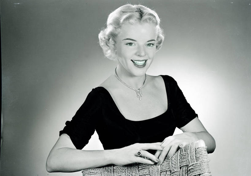 成年人,头发,一个人,笑,微笑,露齿笑,横图,黑白,正面,项链,椅子,仅一个年轻女性,仅一个女性,仅一个人,灰色背景,古典,灰色,靠,靠着,金色,摄影,高雅,肖像,年轻女性,女人,女性,年轻人,发型,半身,影棚拍摄,美人,领口