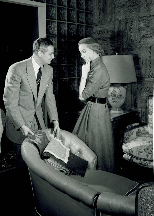 成年人,中年人,两个人,站,竖图,黑白,室内,白天,消费,装修,纺织品,纽约,美国,古典,拿着,休闲装,放松,服务,摄影,观看,购买,销售,出示,选择,贩卖,年轻女性,中年男性,年轻人,家具店