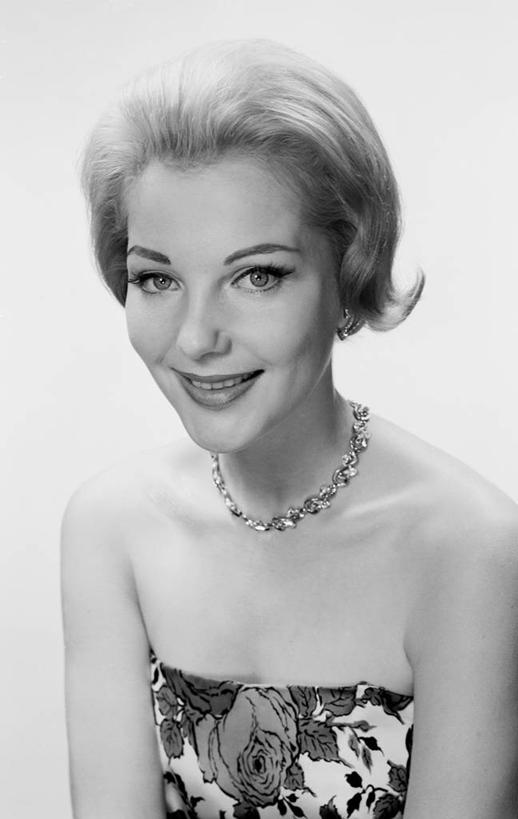 成年人,脸,头,脸颊,头发,一个人,微笑,竖图,黑白,白色背景,正面,仅一个年轻女性,仅一个女性,仅一个人,花纹,古典,肩膀,金色,摄影,高雅,肖像,抹胸裙,年轻女性,女人,女性,年轻人,头部,发型,脸部,脸蛋,面部,影棚拍摄,美人,领口