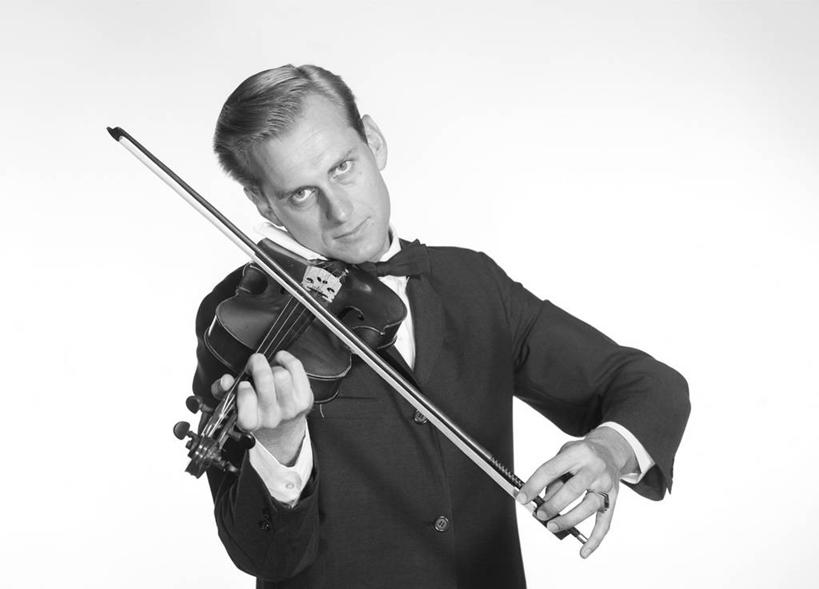 西方人,成年人,中年人,一个人,音乐家,站,横图,黑白,白色背景,正面,晚礼服,欧洲,欧洲人,仅一个男性,仅一个人,仅一个中年男性,表演,套装,领结,乐器,小提琴,古典,音乐,拿着,摄影,肖像,音乐人,技能,男人,男性,中年男性,白种人,乐师,演奏家,音乐工作者,半身,影棚拍摄