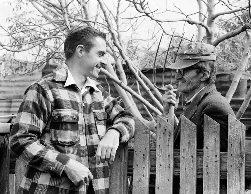 西方人,成年人,中年人,老年人,两个人,农民,农场,站,微笑,横图,黑白,室外,白天,友谊,农业,欧洲,美国,欧洲人,篱笆,靠,靠着,摄影,享乐,合伙,路易斯安那州,写实,老年男性,男人,男性,中年男性,白种人,说话,半身,干草叉