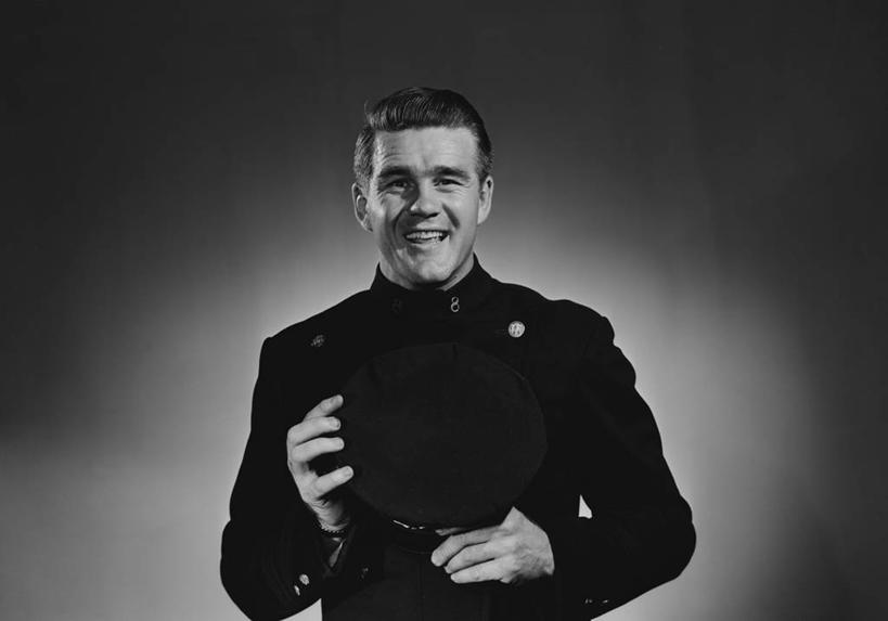 西方人,成年人,中年人,老年人,头发,一个人,站,笑,微笑,露齿笑,横图,黑白,正面,制服,快乐,幸福,信心,欧洲,欧洲人,仅一个男性,仅一个人,仅一个中年男性,古典,拿着,黑色,摄影,高雅,肖像,男人,男性,中年男性,白种人,半身,影棚拍摄,英俊,短发,美人