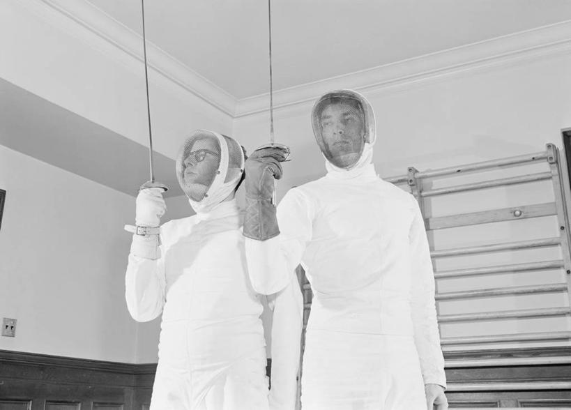 西方人,成年人,中年人,一个人,两个人,健身房,站,横图,黑白,室内,运动服,锻炼,运动,帽子,欧洲,纽约,美国,欧洲人,仅一个男性,仅一个人,仅一个中年男性,勾,挽,头盔,古典,速度,娱乐,安全帽,力量,平衡,勾着,摄影,技巧,协调,专心,练习,打斗,灵敏,挽着,击剑运动,柔韧,趣味,耐力,抗争,剑术,技能,体育,击剑,男人,男性,中年男性,白种人,半身,健身