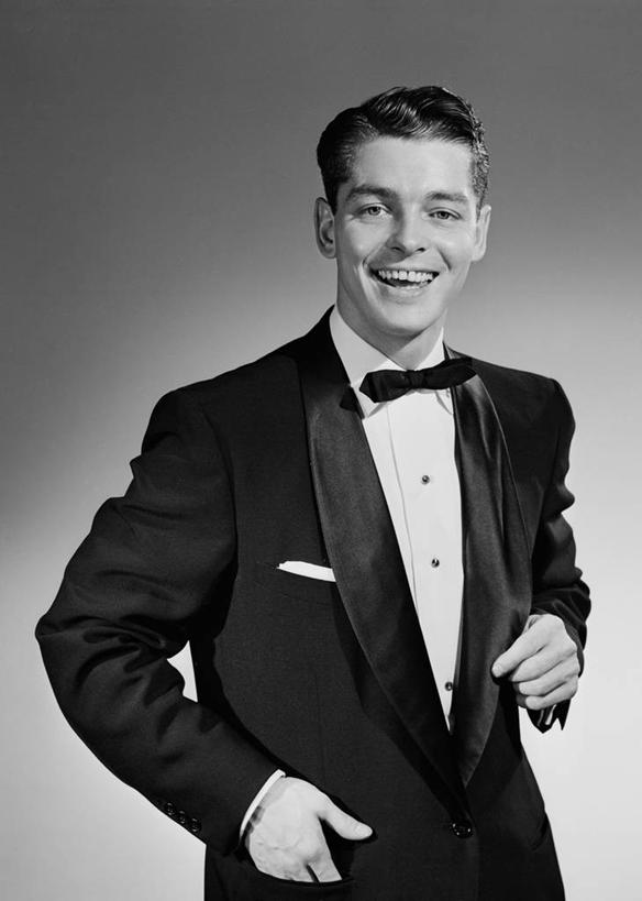 西方人,成年人,一个人,站,笑,微笑,露齿笑,竖图,黑白,幸福,信心,欧洲,欧洲人,仅一个男性,仅一个人,套装,领结,古典,仅一个年轻男性,摄影,高雅,享乐,肖像,手插袋,男人,男性,年轻男性,白种人,年轻人,插兜,手插兜,半身,影棚拍摄,英俊,短发,手抄兜,美人