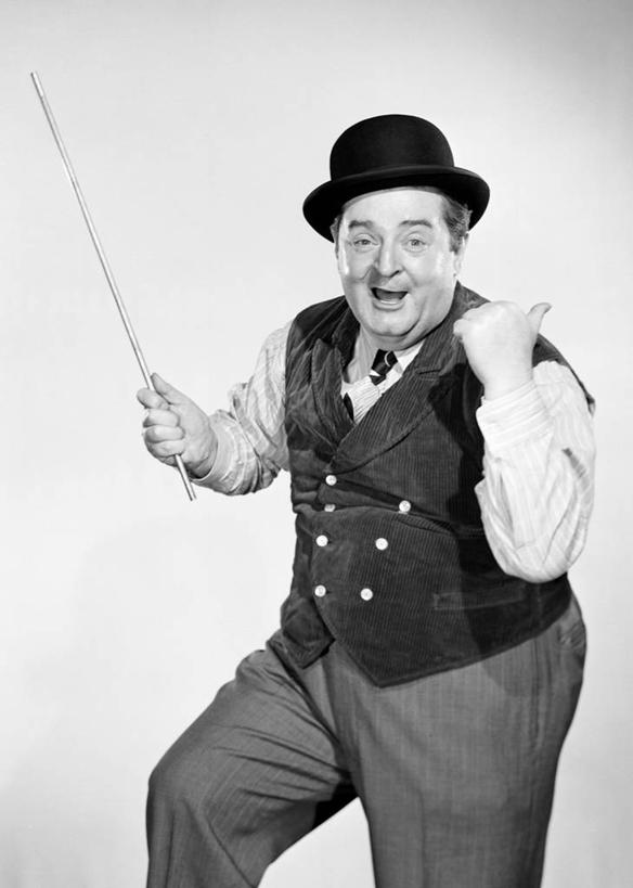 西方人,成年人,中年人,老年人,嘴,一个人,演员,站,笑,竖图,黑白,白色背景,幸福,帽子,欧洲,欧洲人,仅一个男性,仅一个人,仅一个中年男性,表演,古典,拿着,表演者,杂技,手势,张嘴,乐趣,媒体,人体,摄影,司仪,马甲,幽默,支撑,享乐,广播,肖像,主持人,张大嘴巴,主持,节目主持人,男人,男性,中年男性,白种人,口,口腔,嘴巴,嘴唇,张开嘴,影棚拍摄,装扮,杂伎,打手势