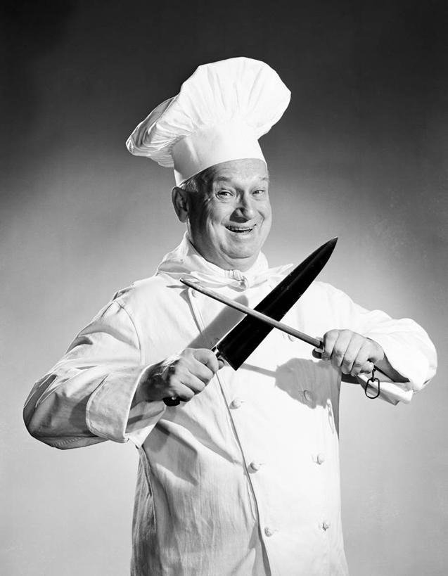 西方人,成年人,中年人,老年人,一个人,站,微笑,竖图,黑白,室内,工作服,制服,骄傲,安全,欧洲,欧洲人,仅一个男性,仅一个人,仅一个中年男性,锐利,防护,古典,拿着,饮食,摄影,保护,锋利,尖锐,肖像,保险,防护服,厨师帽,厨师服,保全,周全,安稳,安定,工作制服,平安,男人,男性,中年男性,白种人,主厨,半身,影棚拍摄,工作套服,晕影