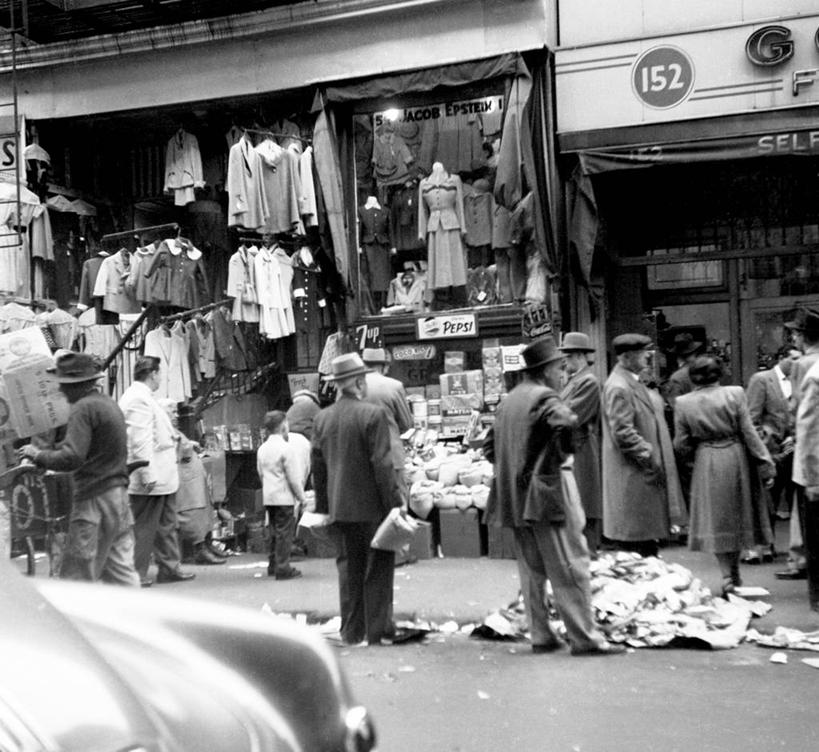 成年人,商店,横图,黑白,室外,白天,购物,商务,消费,城市,道路,街道,路,公路,纽约,美国,数字,曼哈顿,市场,交通,许多人,古典,休闲装,一群人,零售,摄影,北美,北美洲,服装店,美洲,身份,纽约市,纽约州,帝国之州,帝国州,北亚美利加洲,亚美利加洲,男人,女人,马路,下东城,美利坚合众国,曼哈顿区,纽约县,曼哈顿岛