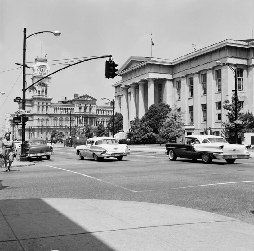成年人,一个人,横图,方图,黑白,室外,白天,旅途,安全,城市,道路,建筑,街道,路,路灯,公路,汽车,美国,仅一个女性,行人,柱子,法院,红绿灯,人行道,信号灯,交通,警示,运输,摄影,政府大楼,提示,流通,交通信号灯,行人信号灯,肯塔基州,路易斯维尔,马路,旅行,法律