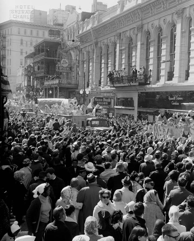 儿童,成年人,竖图,俯视,黑白,室外,白天,城市,道路,建筑,街道,路,公路,美国,狂欢节,丰富,装饰,交通,许多人,车,社区,交通工具,一群人,运输,摄影,宗教,彩车,华丽,修饰,点缀,基督教,载具,游行,群众,路易斯安那州,衬托,美观,雅致,雅观,男人,女人,马路,高角度拍摄,旅行,商用车,传统节日