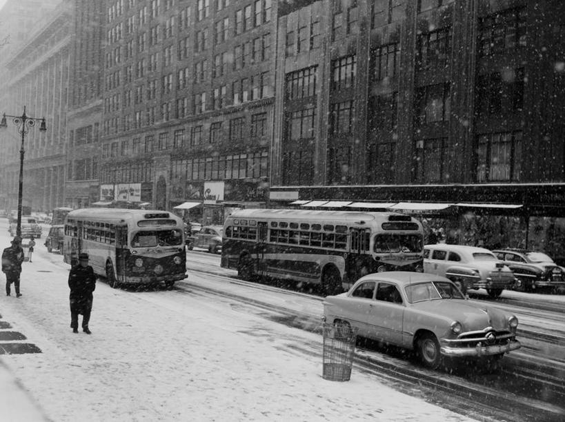 横图,黑白,室外,白天,城市,道路,街道,路,公路,汽车,纽约,美国,行人,冬天,下雪,人行道,巴士,交通,摄影,第五大道,马路,42街
