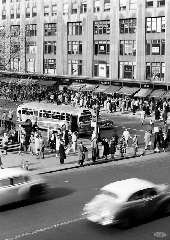 站,竖图,俯视,黑白,室外,白天,运动模糊,购物,复古,道路,路,公路,汽车,纽约,美国,行人,巴士,路口,公共交通,交通,许多人,一群人,运输,摄影,第五大道,遮阳篷,马路,步行,高角度拍摄,42街