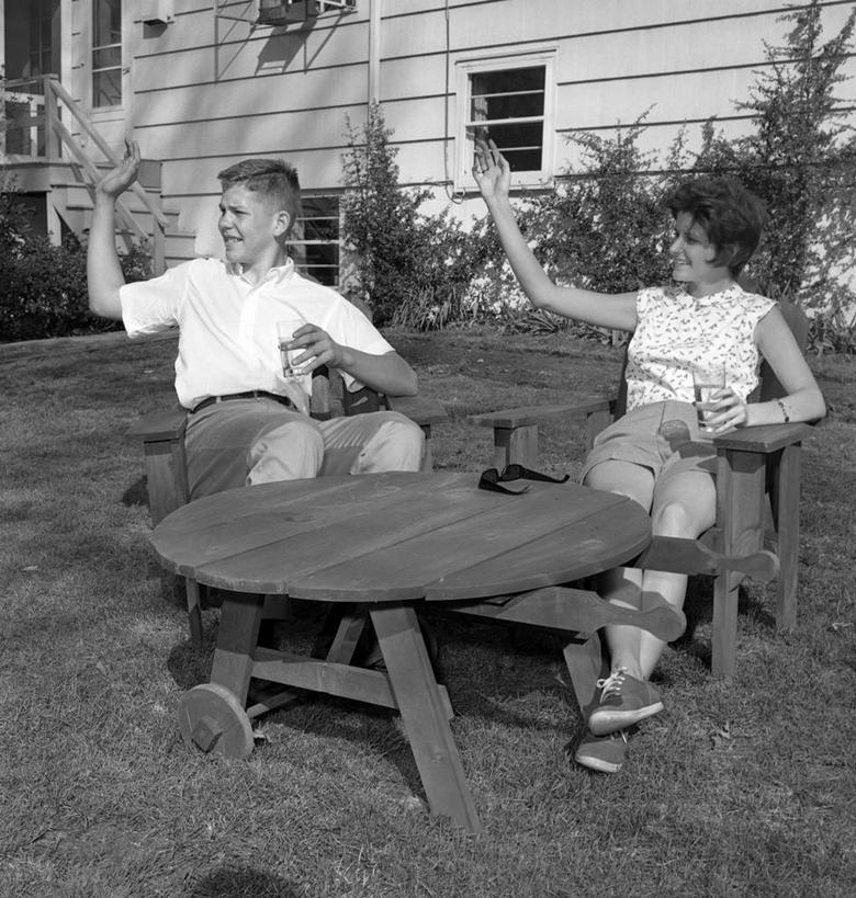 西方人,成年人,两个人,坐,举,微笑,竖图,黑白,室外,白天,友谊,水,欧洲,纽约,美国,欧洲人,房屋,庭院,古典,挥手,休闲装,饮用水,冷饮,托,放松,摄影,生活方式,享乐,年轻男性,年轻女性,白种人,年轻人,举起,举手,举着,向上举,向上伸,向上托