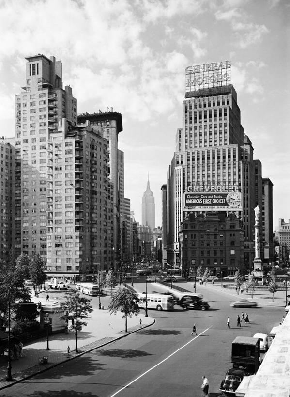 竖图,俯视,黑白,室外,白天,复古,城市,道路,路,摩天大楼,公路,汽车,纽约,美国,行人,巴士,曼哈顿,路口,公共交通,交通,地标建筑,运输,摄影,百老汇,马路,高角度拍摄