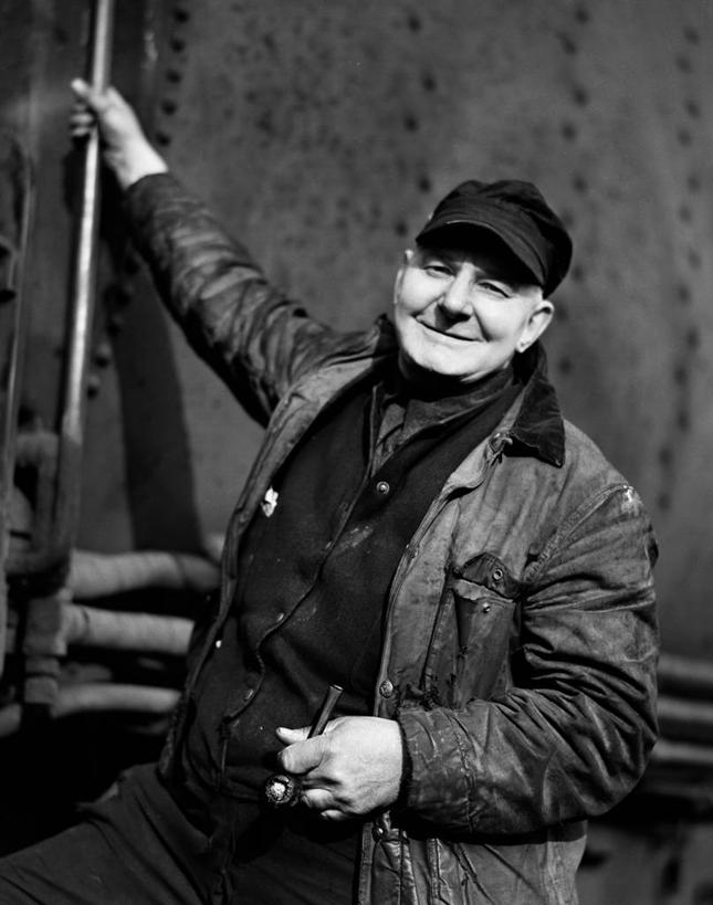 西方人,成年人,中年人,老年人,一个人,站,吸烟,竖图,黑白,正面,火车,欧洲,纽约,美国,欧洲人,仅一个男性,仅一个人,仅一个中年男性,古典,拿着,外套,工人,职业,鸭舌帽,运输,摄影,烟斗,生火,锅炉,肖像,男人,男性,中年男性,白种人,员工,烟草,半身,匠人,劳动者,体力工