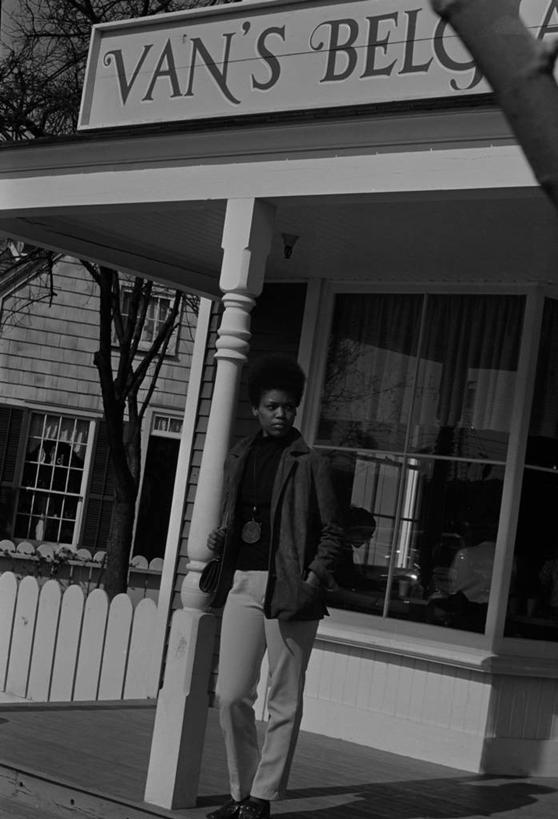 成年人,头发,一个人,站,竖图,黑白,室外,白天,正面,窗户,美国,仅一个年轻女性,仅一个女性,仅一个人,休闲装,黑色,靠,靠着,放松,摄影,北美,北美洲,爆炸头,美洲,等,北亚美利加洲,亚美利加洲,年轻女性,女人,女性,非洲人,年轻人,咖啡馆,门廊,美利坚合众国