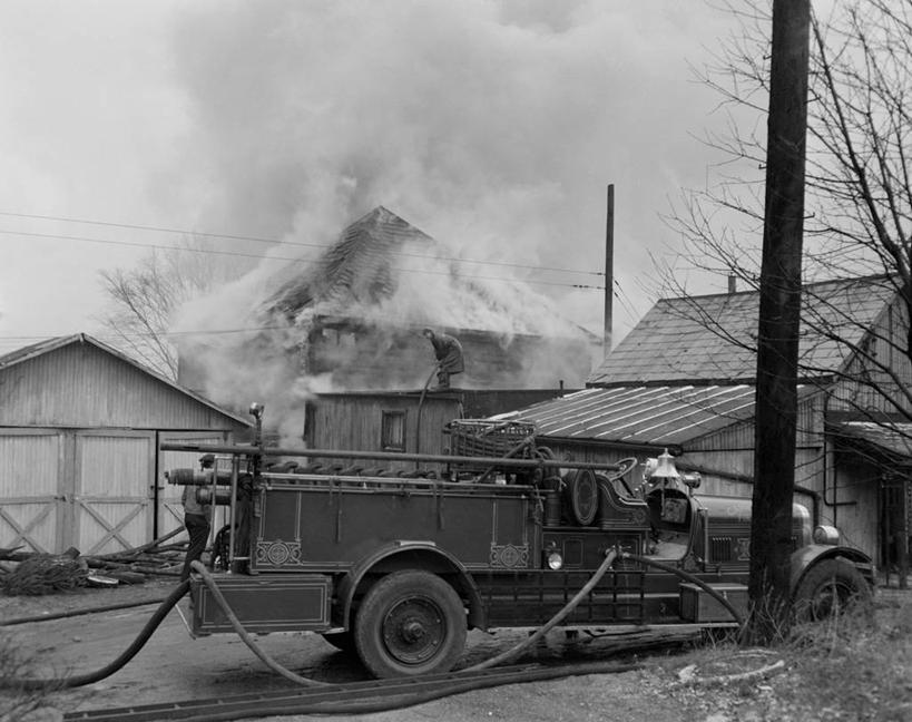 一个人,消防员,横图,黑白,室外,白天,安全,火,美国,朦胧,模糊,水管,树,烟,摄影,消防,软管,金属丝,住房,问题,灭火,消防器材,危险,消防车,水带,消防水带