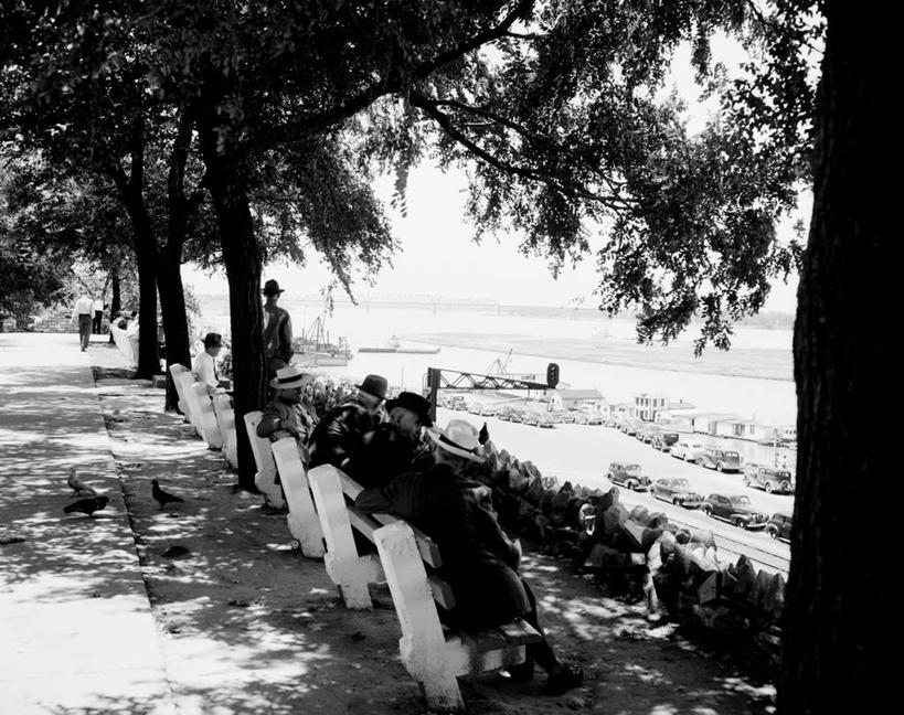 成年人,坐,横图,黑白,室外,汽车,帽子,美国,阴影,长椅,河岸,树荫,枝,树,休息,摄影,观看,宁静,剪影,密西西比河,田纳西,男人