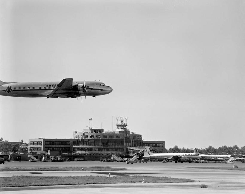 无人,机场,横图,黑白,室外,白天,飞机,纽约,美国,公共交通,交通,半空,着陆,航空,天空,交通工具,运输,摄影,停止,客机,载具,暂停,停滞,拉瓜迪亚机场,飞机跑道,商务机