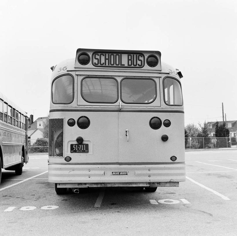 无人,停车场,横图,方图,黑白,室外,白天,公共交通,教育,背面,运输,摄影,英文字母,校车