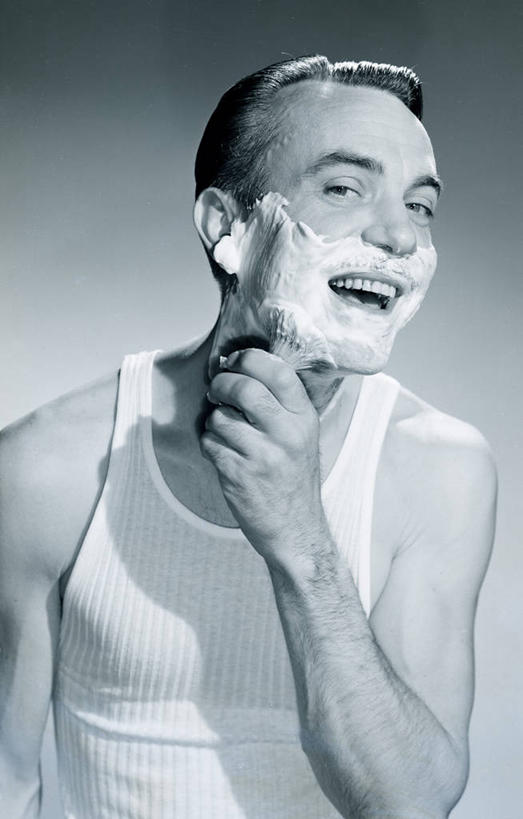 西方人,成年人,中年人,一个人,站,微笑,竖图,黑白,特写,正面,化妆,美容,欧洲,欧洲人,仅一个男性,仅一个人,仅一个中年男性,护肤,准备,背心,古典,拿着,休闲装,保养,享受,休闲,健康,放松,保健,摄影,剃须膏,卫生,肖像,剃胡子,养颜,修面刷,男人,男性,中年男性,白种人,发型,半身,影棚拍摄,SPA美容,英俊,美人,晕影,例行公事