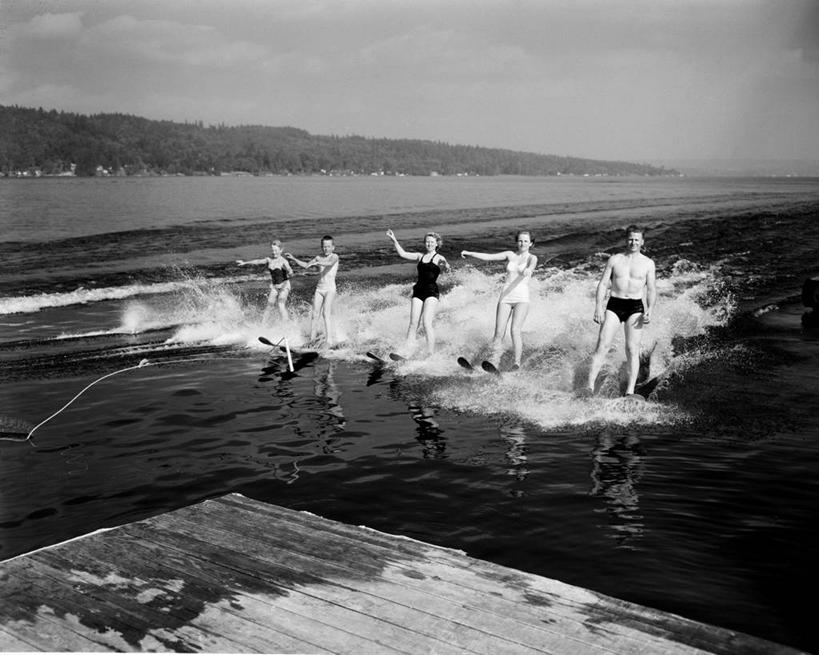 西方人,成年人,横图,黑白,室外,白天,泳装,度假,湖,欧洲,美国,欧洲人,五个人,一排,整齐,溅,排列,摄影,队列,华盛顿州,西雅图,技能,滑水运动,年轻男性,年轻女性,白种人,年轻人,休闲活动
